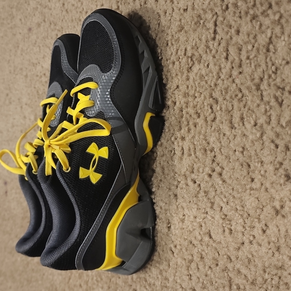 Under Armour Youth Size 6 shoes
